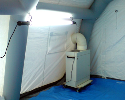 陰圧室テントで設置されているACE-4000